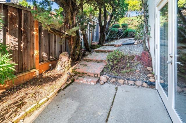 3554 Arcadian Ct, Castro Valley CA: https://media.crmls.org/mediaz/78133a47-935a-4e22-b41f-24297620f9a8.jpg