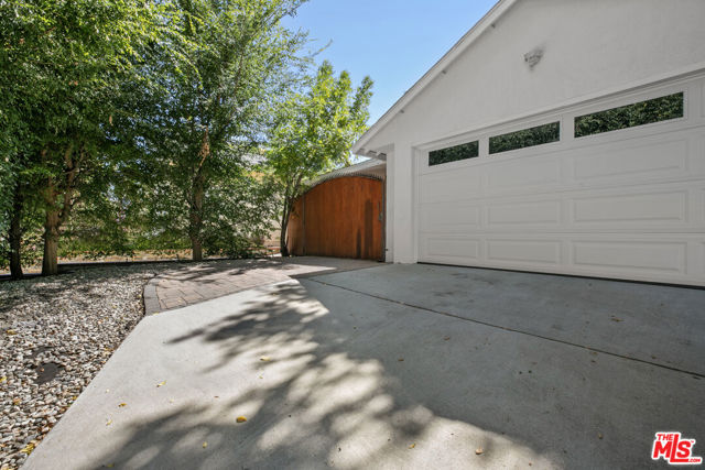 4949 San Feliciano Drive, Woodland Hills CA: https://media.crmls.org/mediaz/7813d14d-e0d6-45e8-9db9-11240449b703.jpg