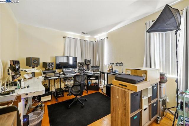 250 BRIDGEWATER RD, Hayward CA: https://media.crmls.org/mediaz/7813f697-2816-47ec-8bf3-f523df69a50e.jpg