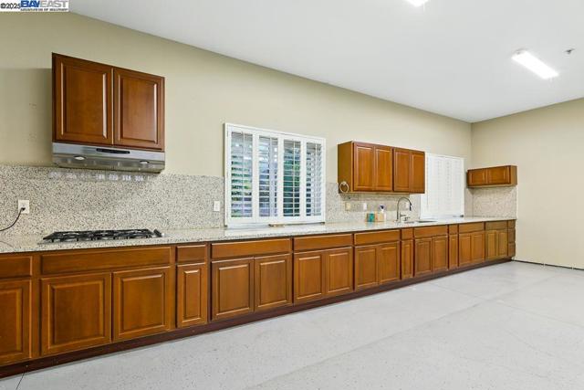 874 Overhill Dr, Hayward CA: https://media.crmls.org/mediaz/781493bf-b480-43b3-ad76-adc302a4a89d.jpg