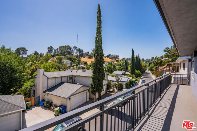 5343 TENDILLA Avenue, Woodland Hills CA: https://media.crmls.org/mediaz/7814f84b-7521-4ede-8b49-0f787fb77910.jpg