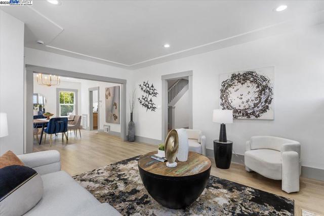 689 Santa Ray Ave, Oakland CA: https://media.crmls.org/mediaz/781607ae-6f7b-4844-aaf7-98411c8d77e1.jpg