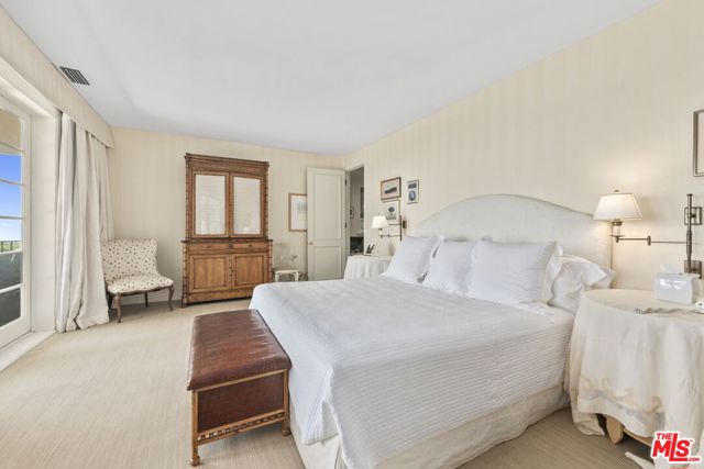 1634 Gilcrest Drive, Beverly Hills CA: https://media.crmls.org/mediaz/7817d526-d64c-44d4-a5a3-ee8cd0f3a43c.jpg