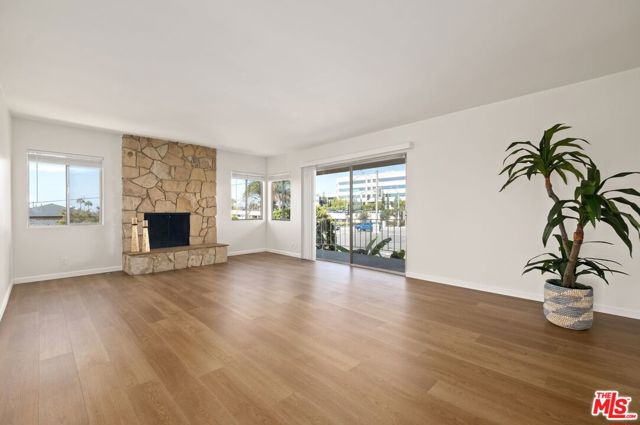 5804 S kings Road, Los Angeles CA: https://media.crmls.org/mediaz/781a2c02-f499-4066-a2d9-cb8efb0d3fdd.jpg