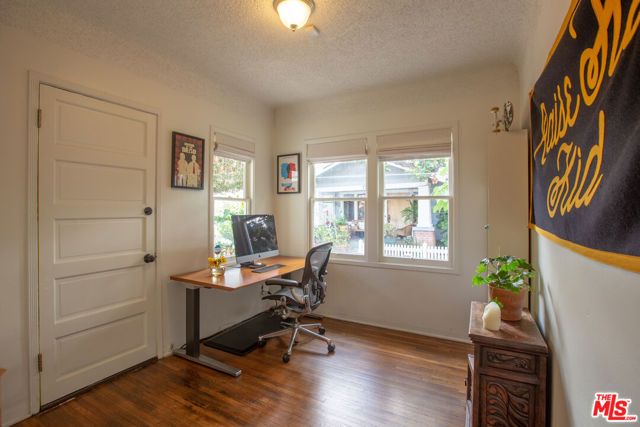 732 N Toledo Walk, Long Beach CA: https://media.crmls.org/mediaz/781bbb68-71c8-44c7-8b3f-e0c2a3f999c1.jpg