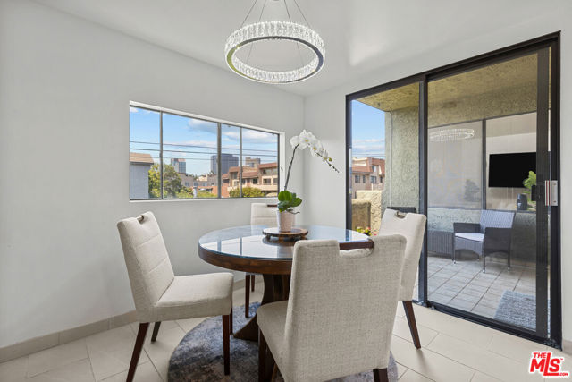 1506 S Bentley Avenue, Los Angeles CA: https://media.crmls.org/mediaz/781c39d5-c258-4592-bdc4-f8c8abe64fa4.jpg