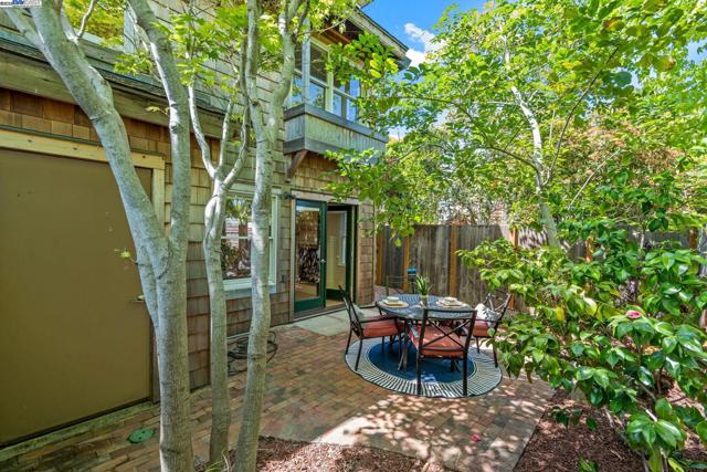 642 Centre Ct, Alameda CA: https://media.crmls.org/mediaz/781c4c51-68ff-4d4e-85e7-b76095574308.jpg