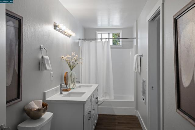 6417 Sunnymere Ave, Oakland CA: https://media.crmls.org/mediaz/781ce0b3-e14f-4d91-925a-a633a84d1341.jpg