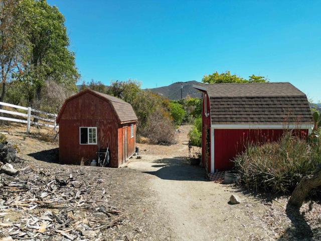 40487 Rock Mountain Drive, Fallbrook CA: https://media.crmls.org/mediaz/781d4568-7b6e-41ba-aedf-adf499b878e4.jpg