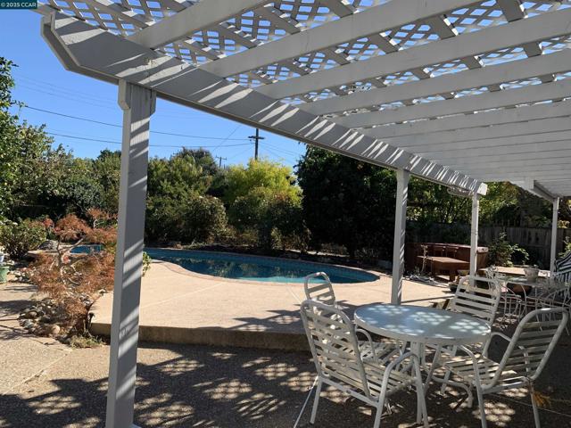 1766 Crescent Dr, Walnut Creek CA: https://media.crmls.org/mediaz/781dee8e-9ab3-4c49-8f81-59ad1b9af07f.jpg
