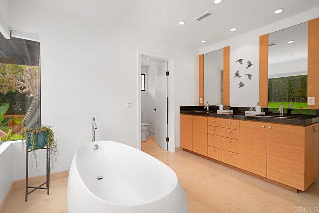 2127 Heather Ln, Del Mar CA: https://media.crmls.org/mediaz/781e5079-efb4-486b-bd27-210678c5e10c.jpg