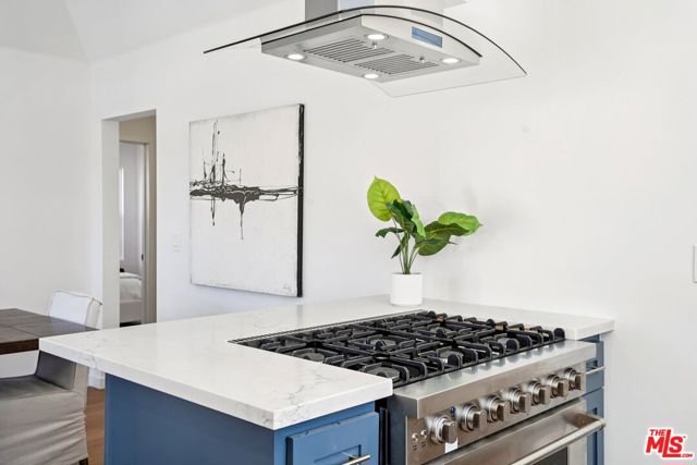 4438 W 28th Street, Los Angeles CA: https://media.crmls.org/mediaz/781edefe-35b8-46e8-b965-c7c402bf57d0.jpg