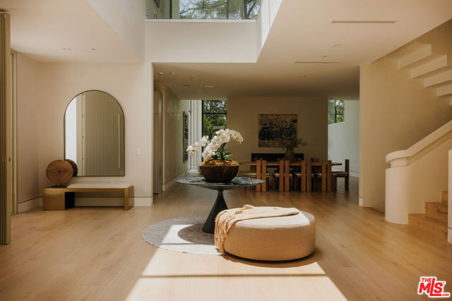 260 S Canyon View Drive, Los Angeles CA: https://media.crmls.org/mediaz/781f9e01-235b-4799-a7e6-d339dd19b16c.jpg