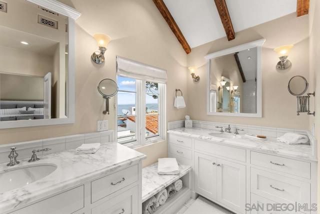 7725 Whitefield Pl, La Jolla CA: https://media.crmls.org/mediaz/7820601f-0fa4-4598-9878-386a8013c31c.jpg