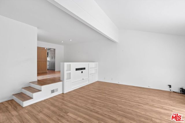 17114 Palisades Circle, Pacific Palisades CA: https://media.crmls.org/mediaz/78224c86-4c78-401f-8421-ebb41d2150cc.jpg