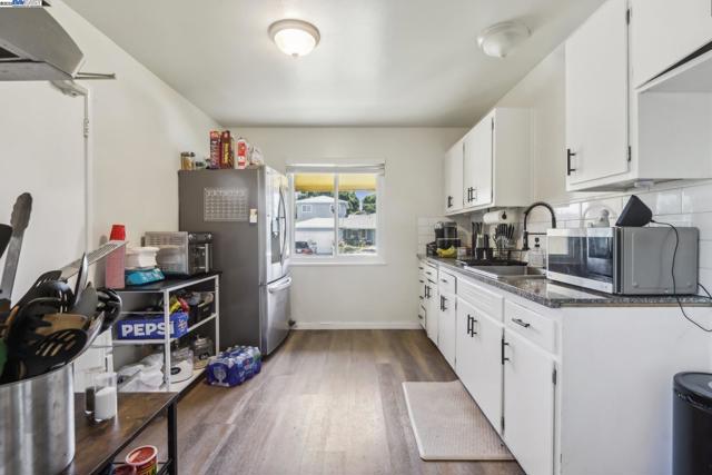759 Bishop Ave, Hayward CA: https://media.crmls.org/mediaz/78224f5d-bdc5-4277-aaf6-ecb2aef249f9.jpg