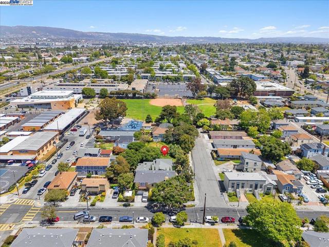 310 Spruce St, Alameda CA: https://media.crmls.org/mediaz/78230ce7-39c4-42fb-8e51-dce7f5328d12.jpg
