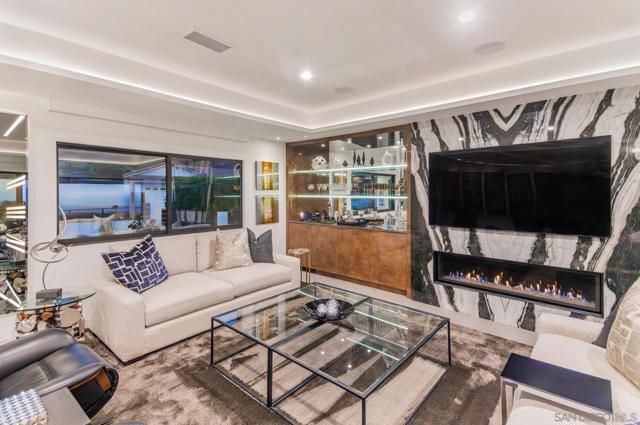 5560 Moonlight Lane, La Jolla CA: https://media.crmls.org/mediaz/782379b3-be16-495c-b494-420024ac0a22.jpg