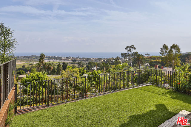 3504 Coast View Drive, Malibu CA: https://media.crmls.org/mediaz/7823daf0-840a-405a-bfe8-12db0fa30f97.jpg