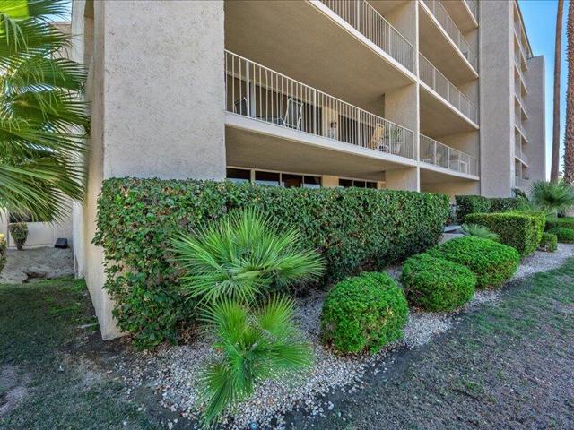899 Island Drive, Rancho Mirage CA: https://media.crmls.org/mediaz/7824e16d-db87-4503-85aa-037f7540a086.jpg
