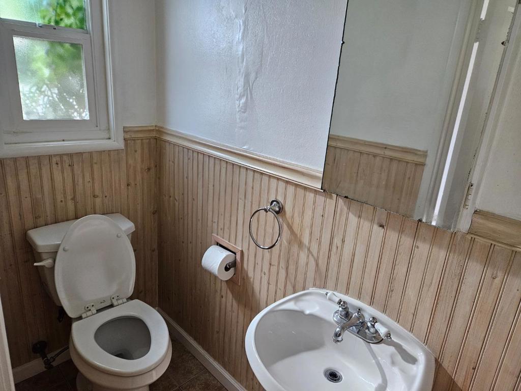 https://media.crmls.org/mediaz/78252d76-2ed9-49ba-84a8-78249aa18d08.jpg?preset=X-Large