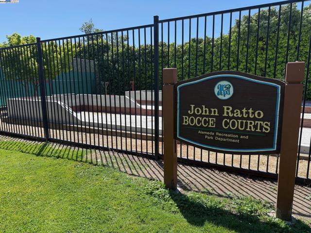 3206 Garfield Ave, Alameda CA: https://media.crmls.org/mediaz/7825d92b-1b76-4a2b-a85a-0a3a73ef2996.jpg