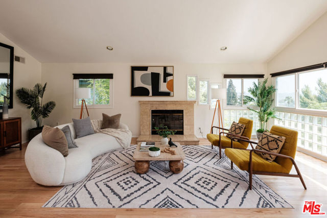 980 Oneonta Drive, Los Angeles CA: https://media.crmls.org/mediaz/782602fc-3865-4510-836b-b014157f7cc4.jpg