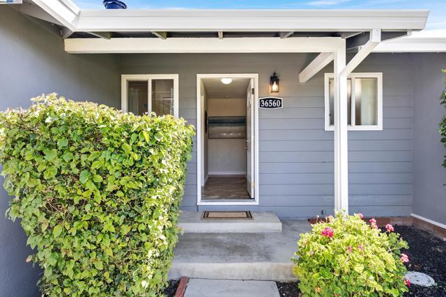 36560 Lakewood Dr, Newark CA: https://media.crmls.org/mediaz/782626b3-c3e3-4763-9cbd-155b86370161.jpg