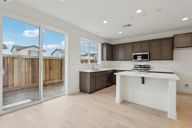 231 Mindy Way, Pittsburg CA: https://media.crmls.org/mediaz/78268298-a576-4420-9fa3-477c9bfc20c1.jpg