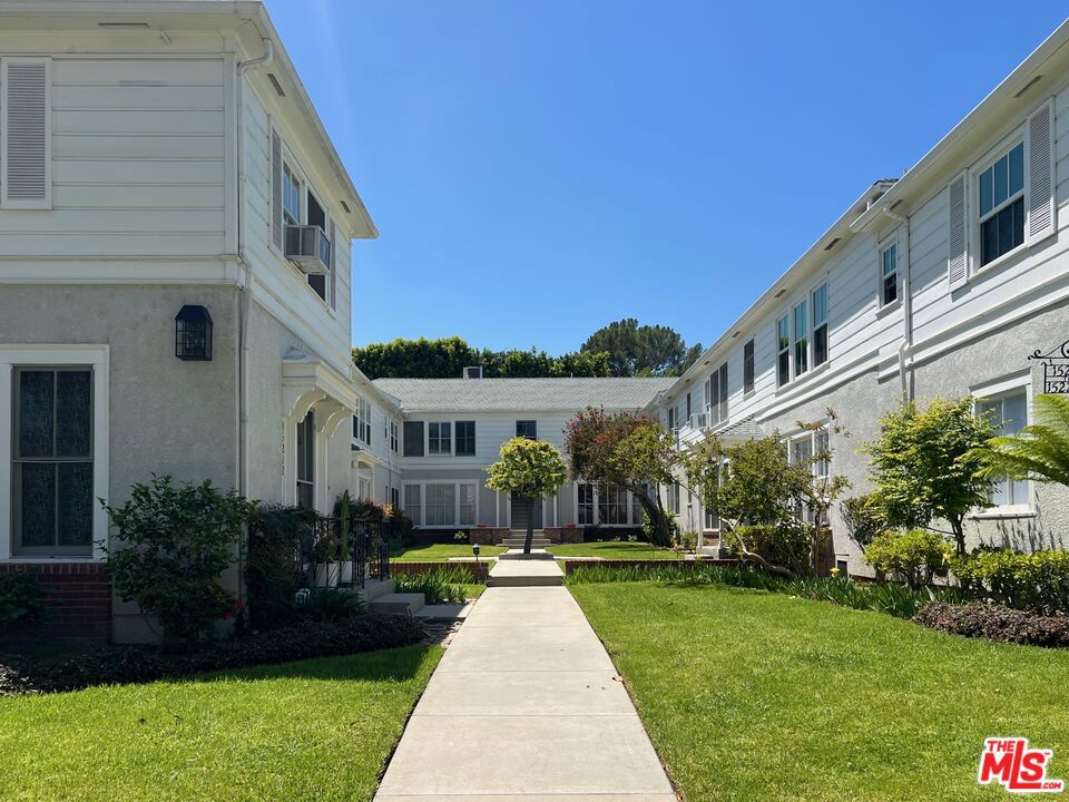 1/2 Dickens Street