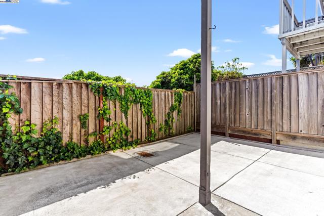 446 Bayview Cir, San Francisco CA: https://media.crmls.org/mediaz/78272b1f-2b76-49c5-939e-007558802c85.jpg