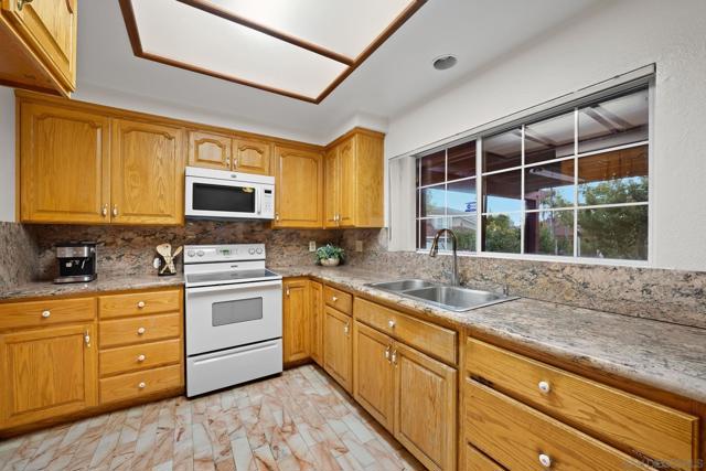 9197 Buckwheat St, San Diego CA: https://media.crmls.org/mediaz/78286057-9984-400e-854a-ca960af7ce61.jpg