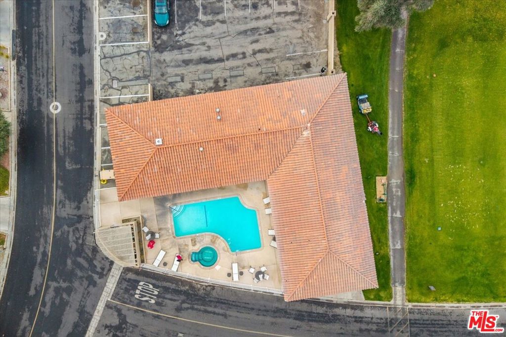 https://media.crmls.org/mediaz/782b46bc-e732-4d71-b039-60966071d3e7.jpg?preset=X-Large