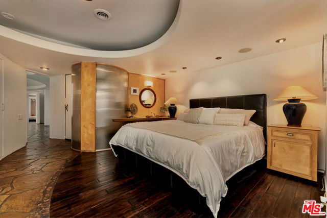 7495 Mulholland Drive, Los Angeles CA: https://media.crmls.org/mediaz/782b9ca0-f7a6-4518-b359-9f161b1190fa.jpg
