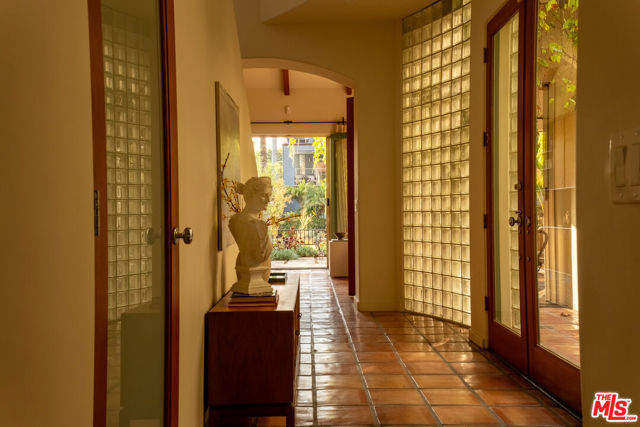 416 Carroll Canal, Venice CA: https://media.crmls.org/mediaz/782ca78d-6399-4eb8-b35b-f40b01082c8e.jpg