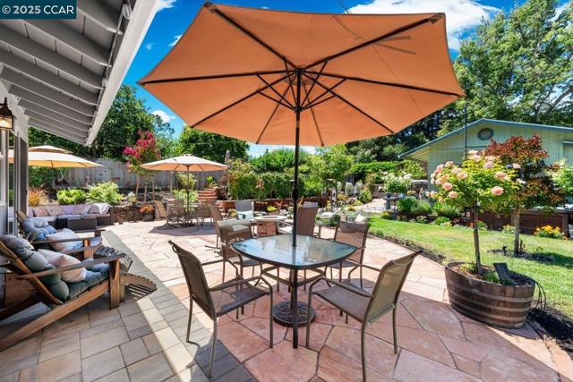 3121 Del Oceano Dr, Lafayette CA: https://media.crmls.org/mediaz/782e49d4-d9bd-464f-a49c-20101d47f146.jpg