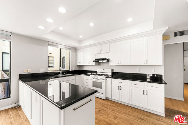 4454 Ventura Canyon Avenue, Sherman Oaks CA: https://media.crmls.org/mediaz/782f0231-42fd-4629-9665-3d2d5190542f.jpg