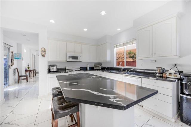44364 Kingston Drive, Temecula CA: https://media.crmls.org/mediaz/782f6336-9b48-4971-a30b-dc534abc3033.jpg