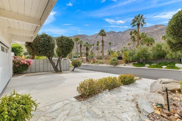 968 N Fairview Circle, Palm Springs CA: https://media.crmls.org/mediaz/782fab4b-1d09-4e10-8660-1d17930c7b08.jpg