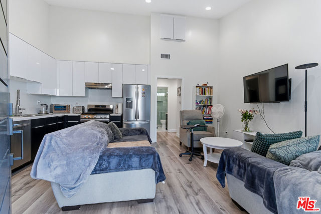 611 N Buena Vista Street, Burbank CA: https://media.crmls.org/mediaz/7830973c-9f2e-4f0a-b184-2ed0cd0bc530.jpg