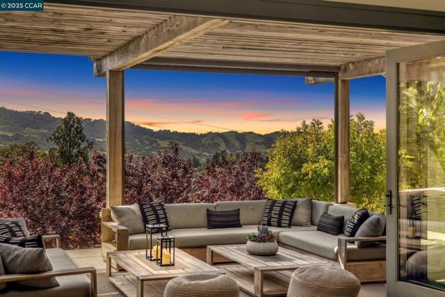 25 La Campana, Orinda CA: https://media.crmls.org/mediaz/783120e8-e0aa-4439-8bd7-671783f40ce6.jpg