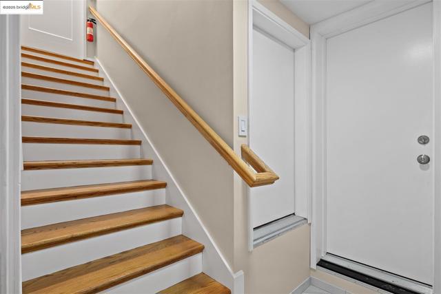 61 Wildwood Ave, Piedmont CA: https://media.crmls.org/mediaz/78312b39-0757-4f0d-b6b3-38325b4d2abb.jpg