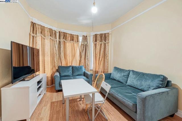 2530 Market St, Oakland CA: https://media.crmls.org/mediaz/78317cc4-d3ef-44e0-9e6b-bf1a9eadc4d8.jpg