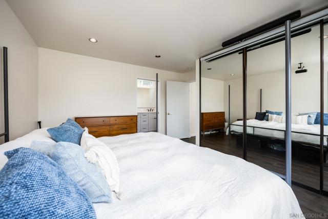1449 Edgemont St, San Diego CA: https://media.crmls.org/mediaz/783193e3-8012-49d4-89a1-ffac4982c18e.jpg