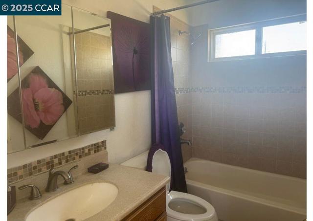 3770 Suter St, Oakland CA: https://media.crmls.org/mediaz/7832cd56-c027-4a56-ac62-8bd8db306a2d.jpg