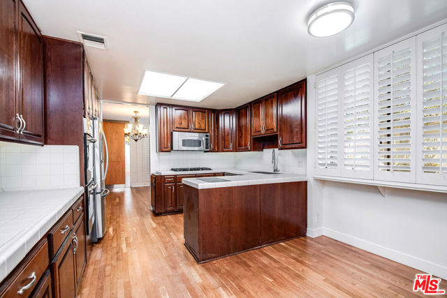 211 S Spalding Drive, Beverly Hills CA: https://media.crmls.org/mediaz/7832e8b3-5082-48bc-8393-cc2232306a4b.jpg