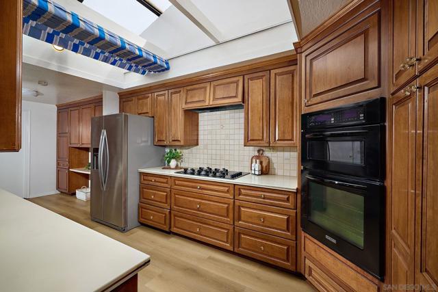 2162 Caminito Circulo Sur, La Jolla CA: https://media.crmls.org/mediaz/78330952-3263-47db-81b6-539f2e23fa9d.jpg