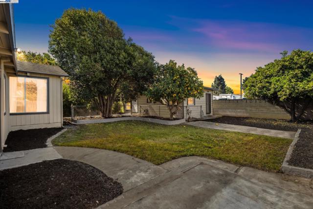37107 Holly St, Fremont CA: https://media.crmls.org/mediaz/7833c744-db22-41ab-bdb0-749d51249e71.jpg