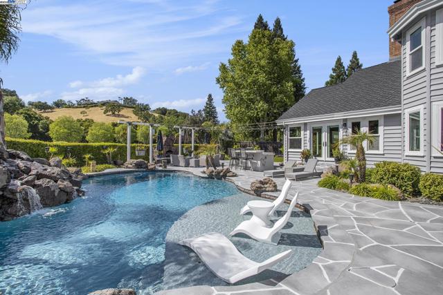 91 RED CYPRESS CT, Danville CA: https://media.crmls.org/mediaz/78343d50-fc7a-42f7-a6e2-fcad0234e42f.jpg