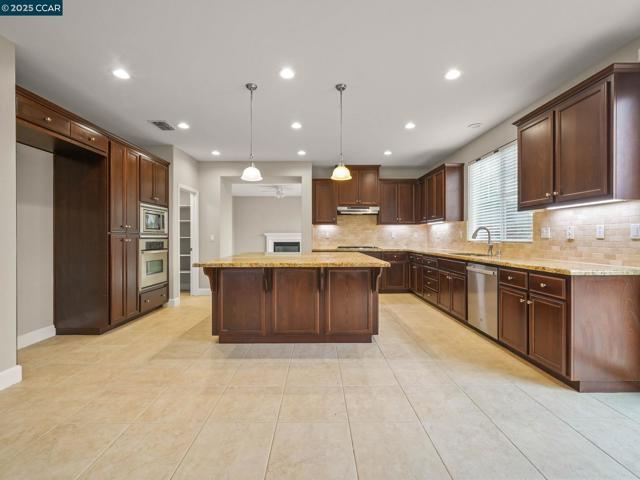 929 Painted Shore Court, Oakley CA: https://media.crmls.org/mediaz/7834909f-e437-40f1-a1b3-1b316f9fb56f.jpg